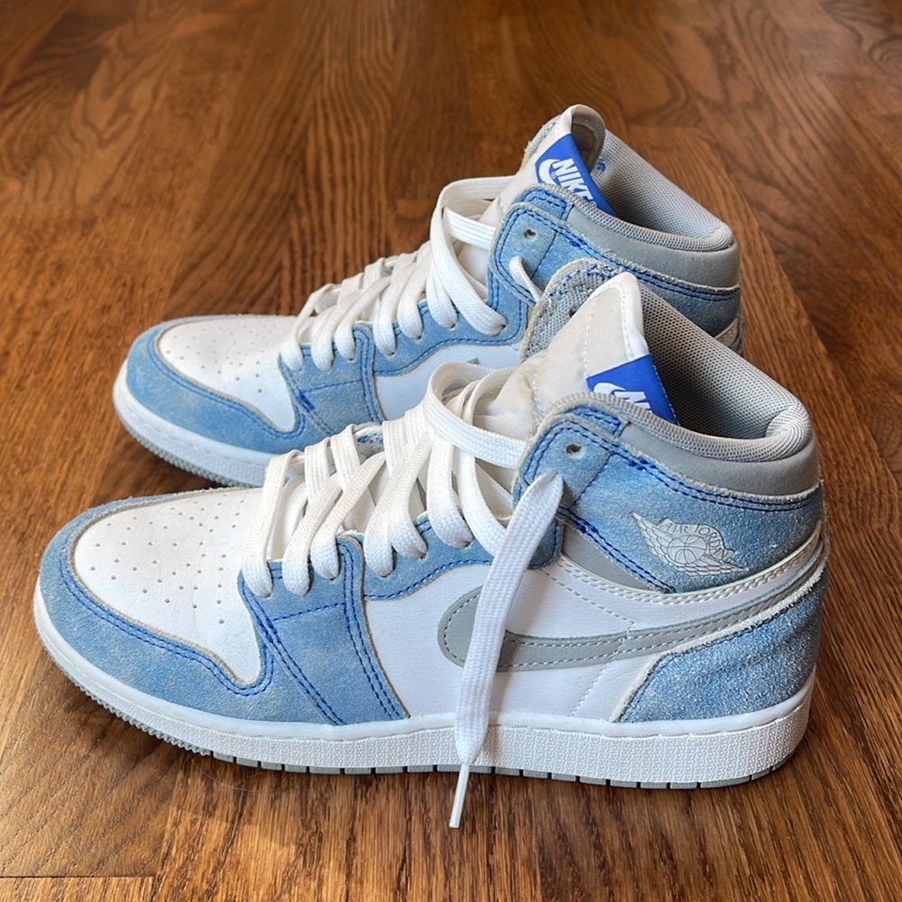 Jordan 1 Retro High Hyper Royal Smoke Grey